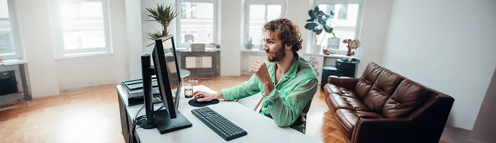 homem pesquisando sobre o desenquadramento MEI 2025