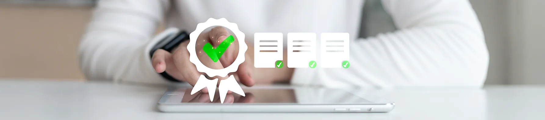 Pessoa utiliza tablet para verificar assinatura digital em documentos, exibindo selo e ícones de validação em verde.