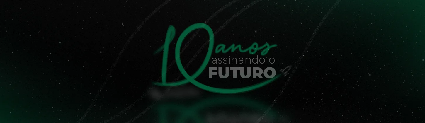 Uma imagem de fundo escuro e um degradé verde, exibindo o texto em destaque "10 anos" em cor verde neon e a frase "assinando o FUTURO". O gráfico simboliza que a D4Sign celebra 10 anos de sua trajetória.