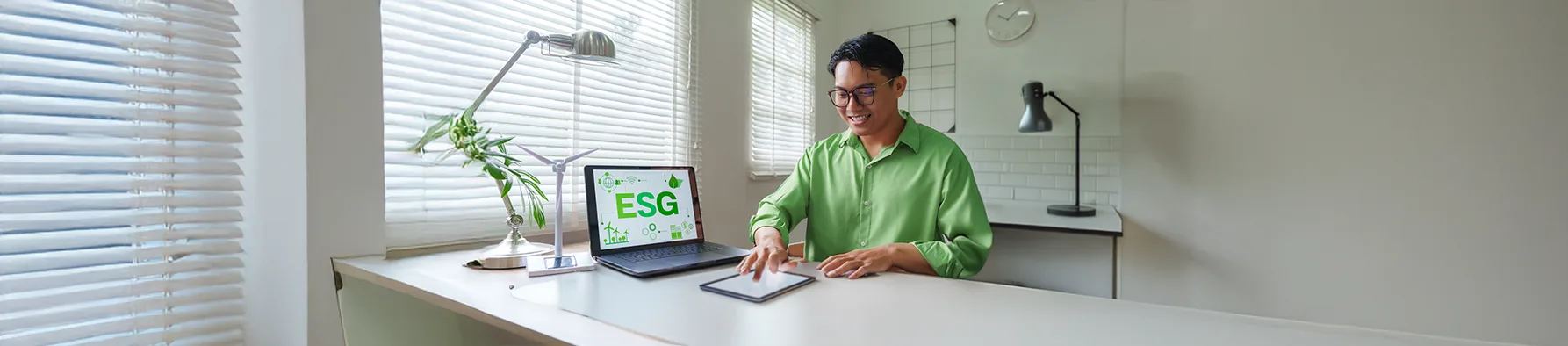 Profissional analisa estratégias ESG no laptop, focando na gestão de resíduos eletrônicos corporativos e sustentabilidade.