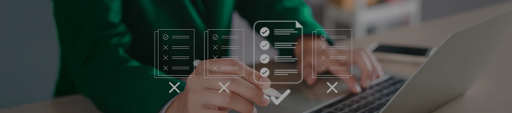 Pessoa manuseia um notebook com ícones flutuantes de documentos, simbolizando a organização necessária para definir data limite para assinatura em processos digitais.